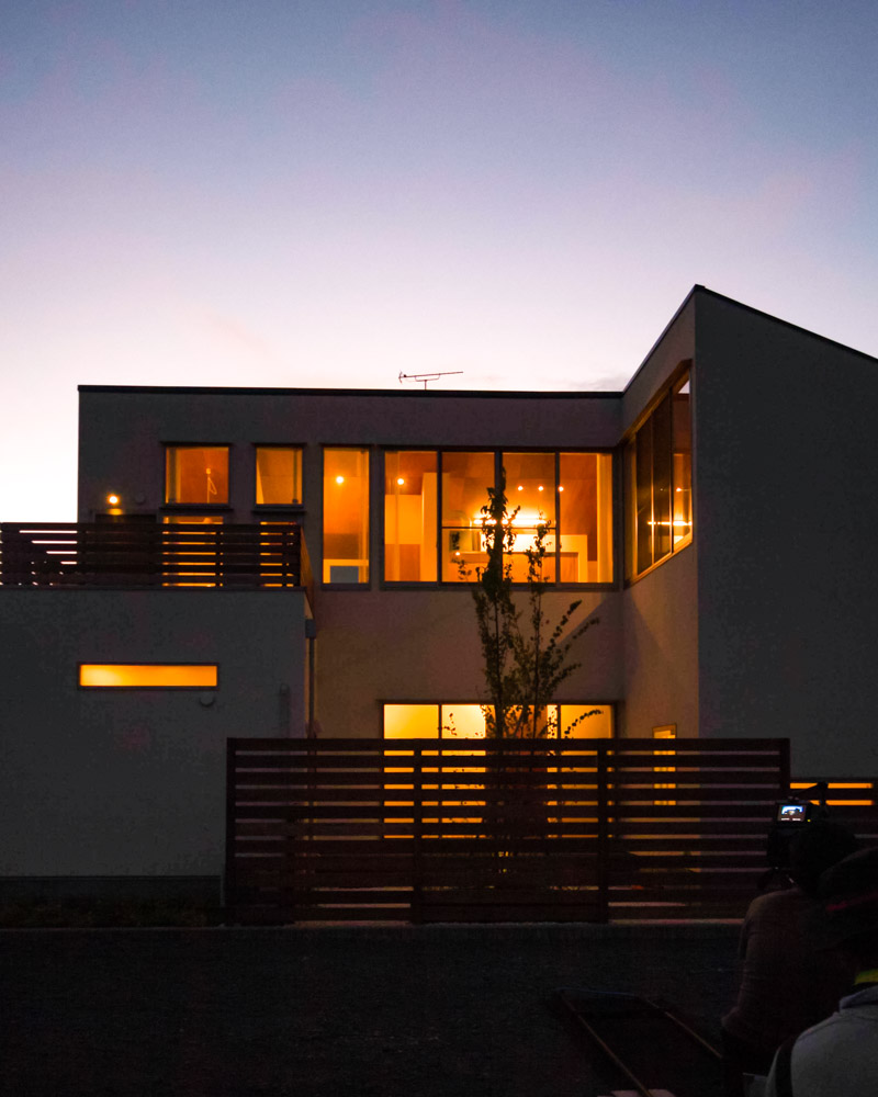 家の明かりに照らされる中庭(パティオ)。外部からの目線は格子で遮る