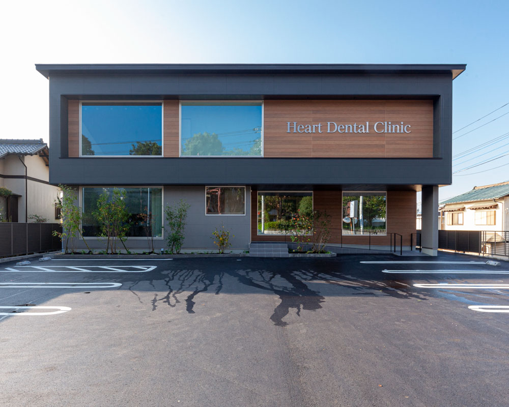 ハートデンタルクリニック黒をベースにした高級感のある外観