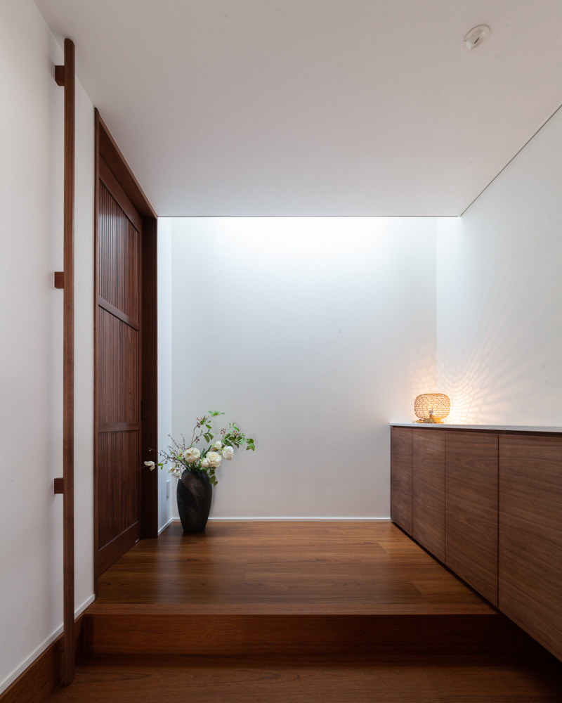 奥行きがあり、広々とした玄関・土間の様子