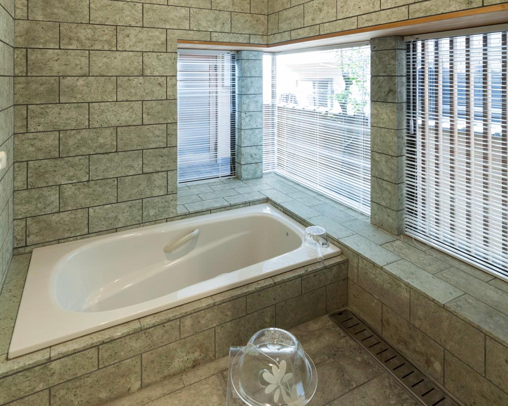 重厚なデザインの浴室の様子