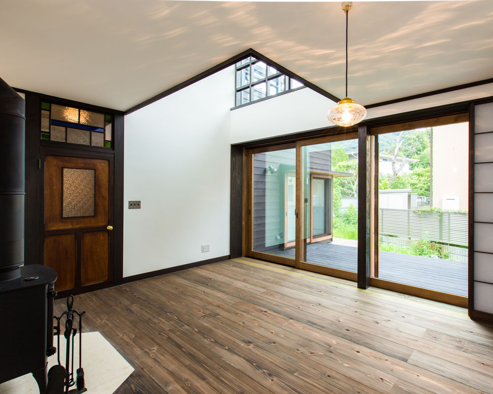 大きな吹き抜けと大開口の窓が特長のリビング