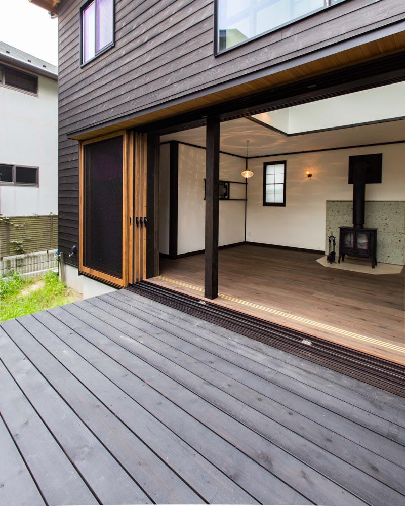 リビングと庭へ続くウッドデッキは高さを揃えて一体感を持たせている