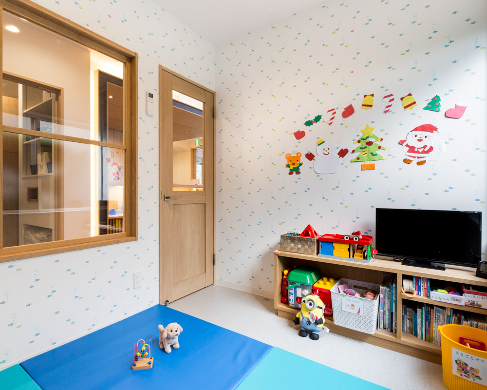 個室の託児スペース。内窓から様子を見ることも可能。