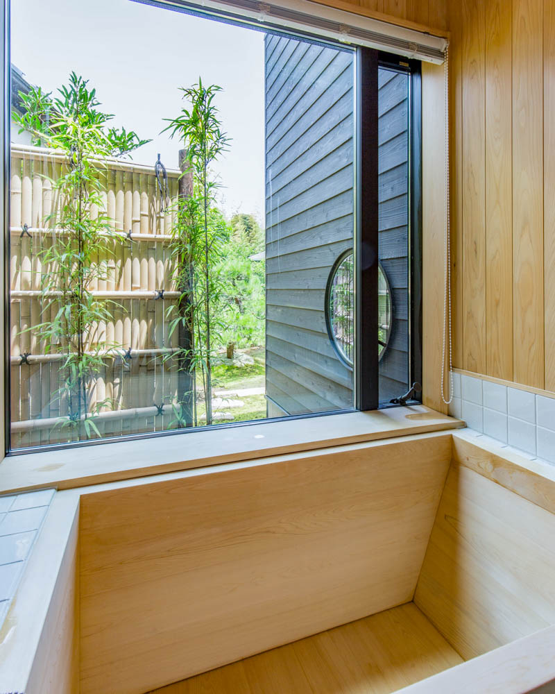 十和田石とヒノキの浴室。総ヒノキ造りのこだわりのお風呂。