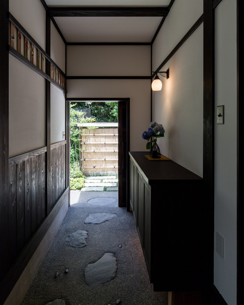 洗い出しの土間空間のある玄関