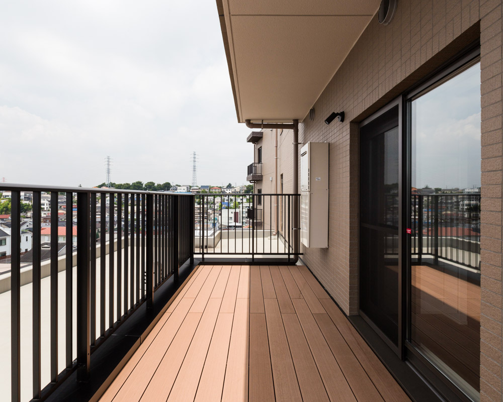 ラ・コリーヌ日吉の見晴らしの良いルーフバルコニーや専用のバルコニーの様子