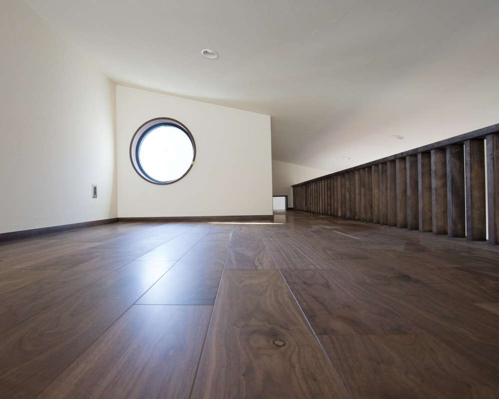 シンボルの丸窓が採用されたロフトの様子