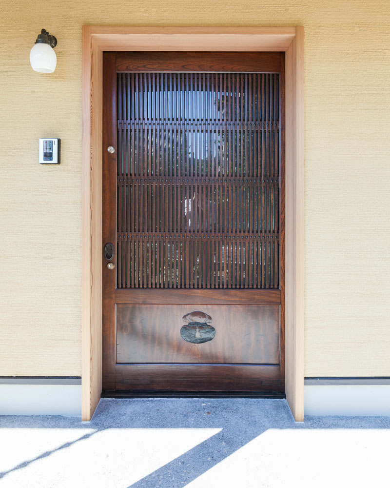 アンティーク調の蔵戸を採用した玄関扉。味わい深い建具。