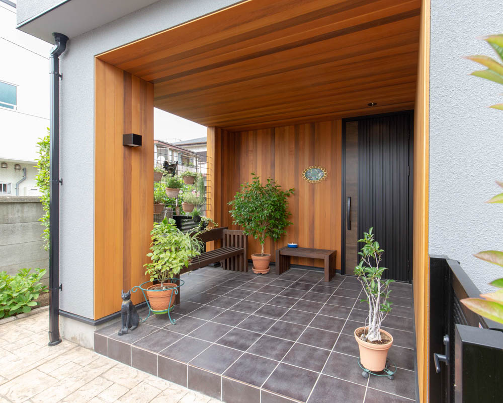 レッドシダーを採用した玄関ポーチの様子