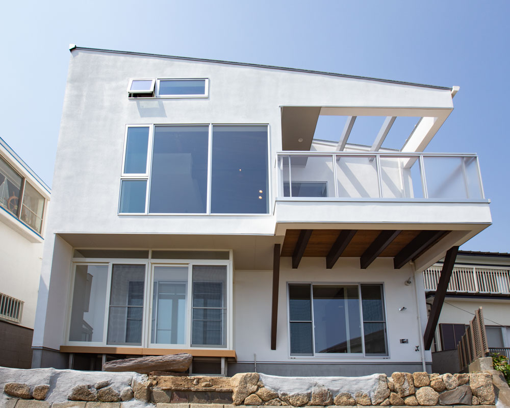 崖上の立地で安全性と法律面を考慮した外観。２階のはね出しをしっかりと確保している。