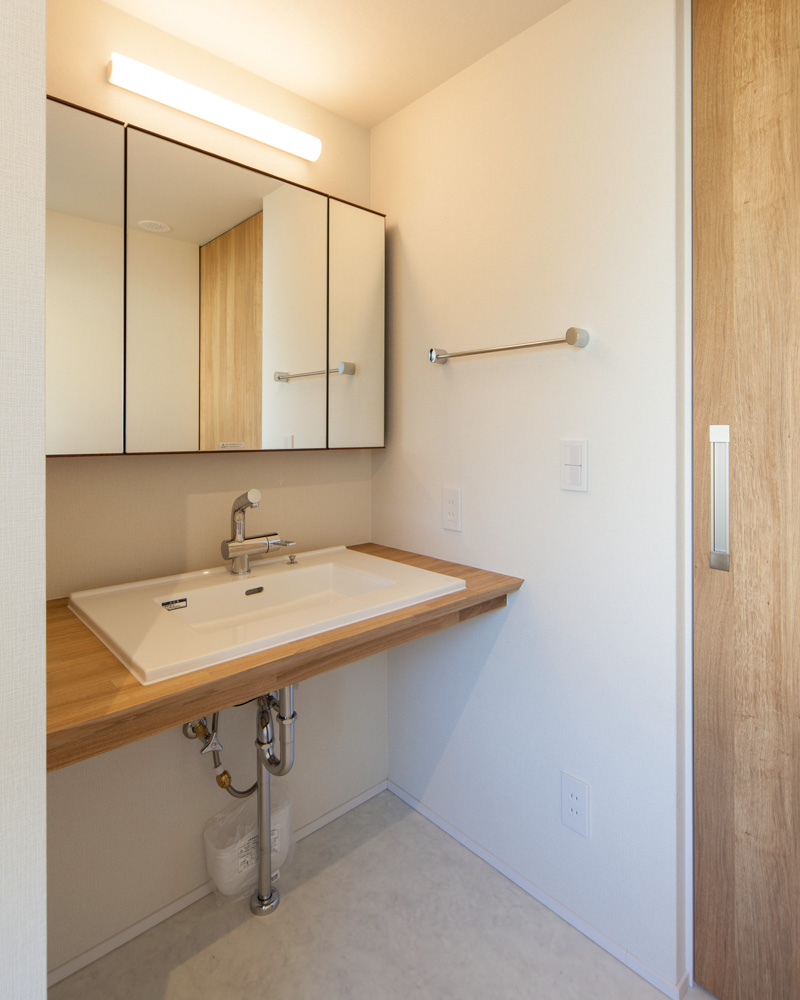 洗面台の下はスケルトン型お手入れが簡単。