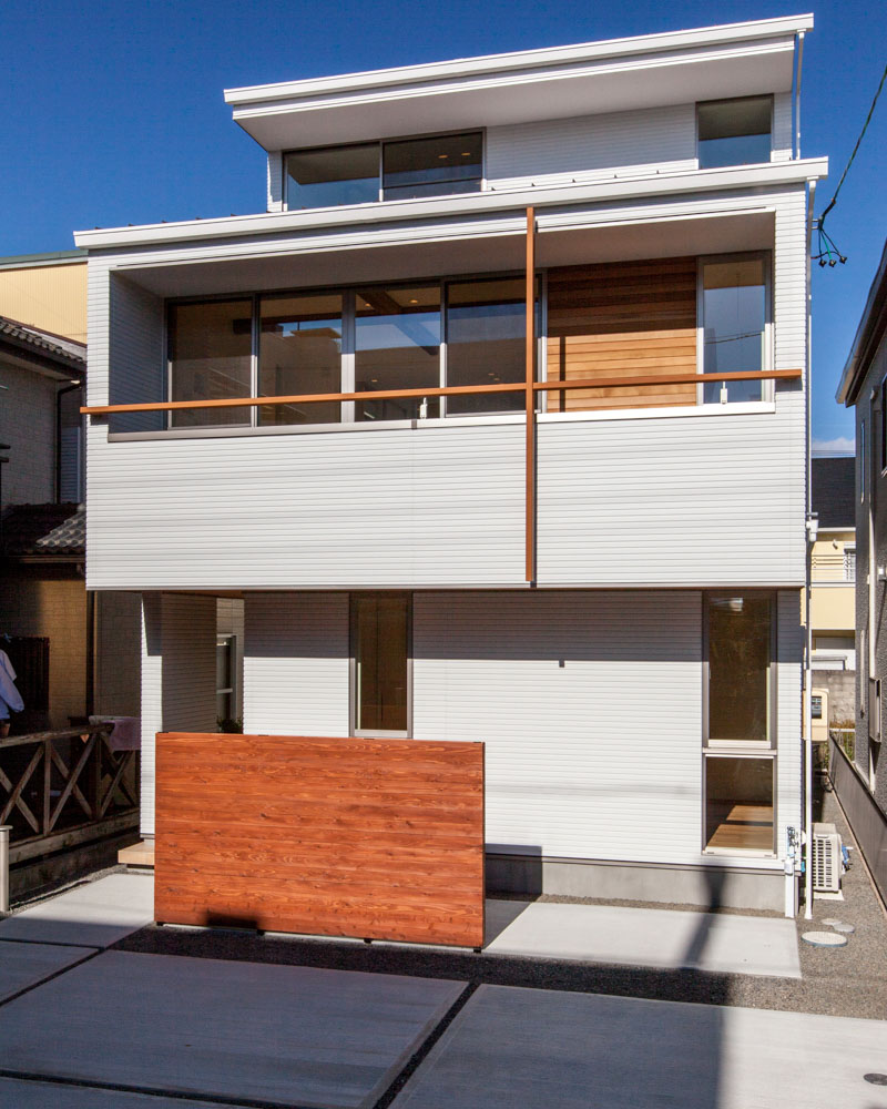 落下防止の為に手すりを付けたバルコニーと十字の支店がアクセントの外観。