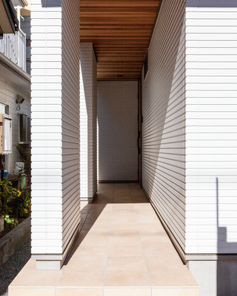 敢えて長く設定した玄関アプローチ