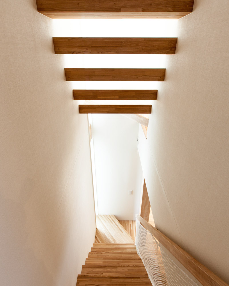 採光や通風に適したスリット階段を採用