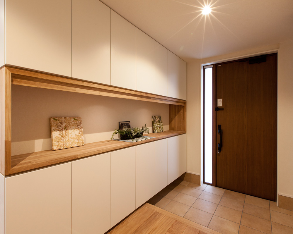 大容量のシューズボックスと便利な土間収納設けた玄関。