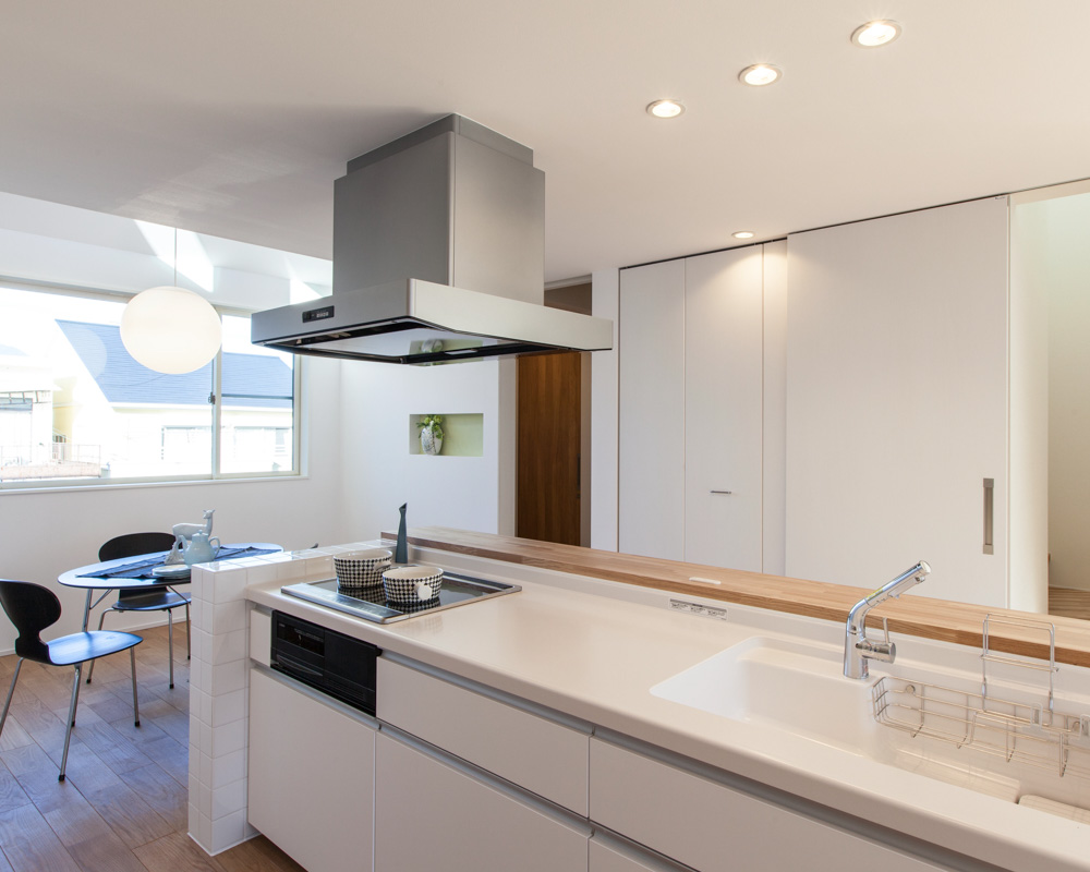 リビングとダイニングを見渡せるキッチン