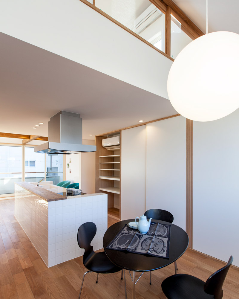 頭上は開放感のある大きな吹き抜けとなっているダイニング