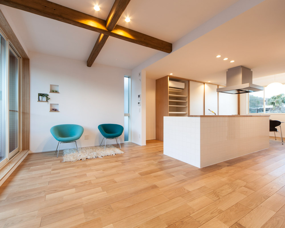 中央にキッチンを配置した大空間LDK