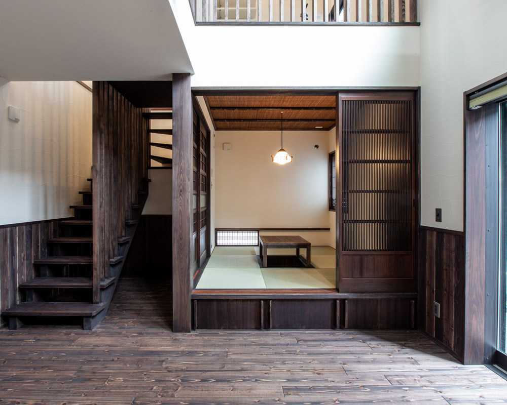 杉の無垢材を黒く塗装したこだわりのフローリングの様子