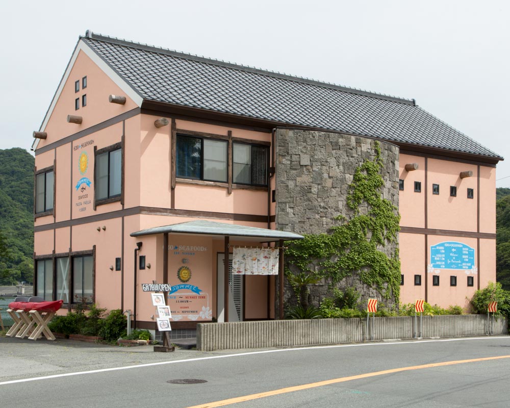 和風料亭をペンション風のレストランにリフォーム