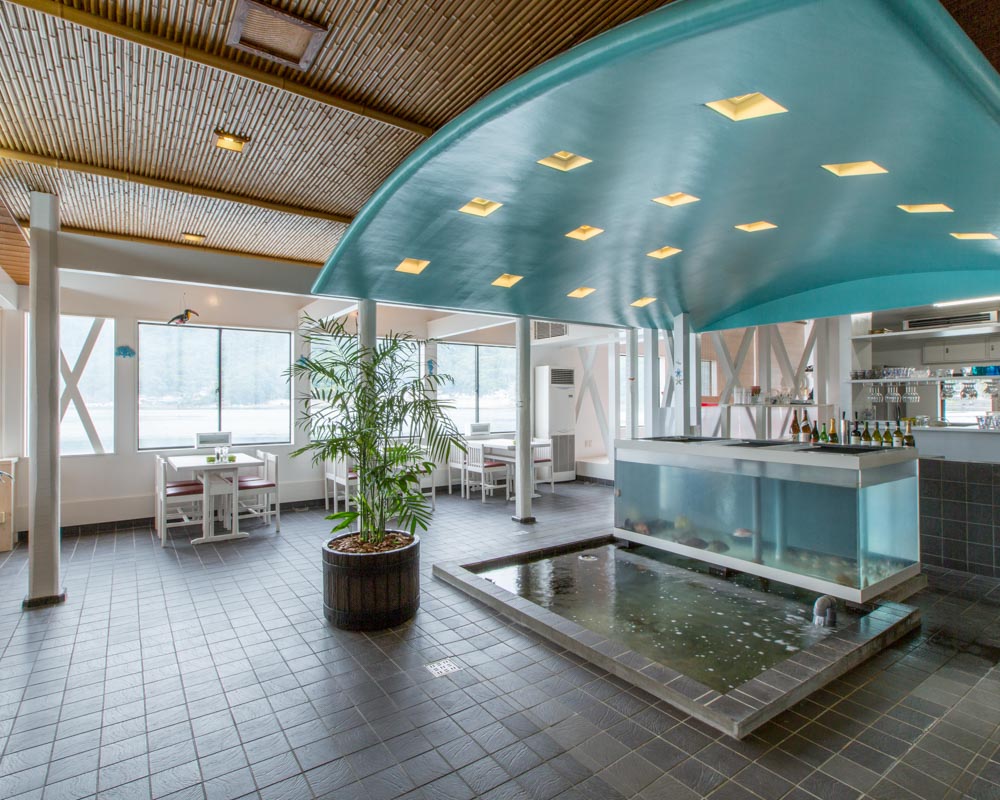 1階の店舗は以前の和風料亭から内装を活用しつつ、イメージを一新