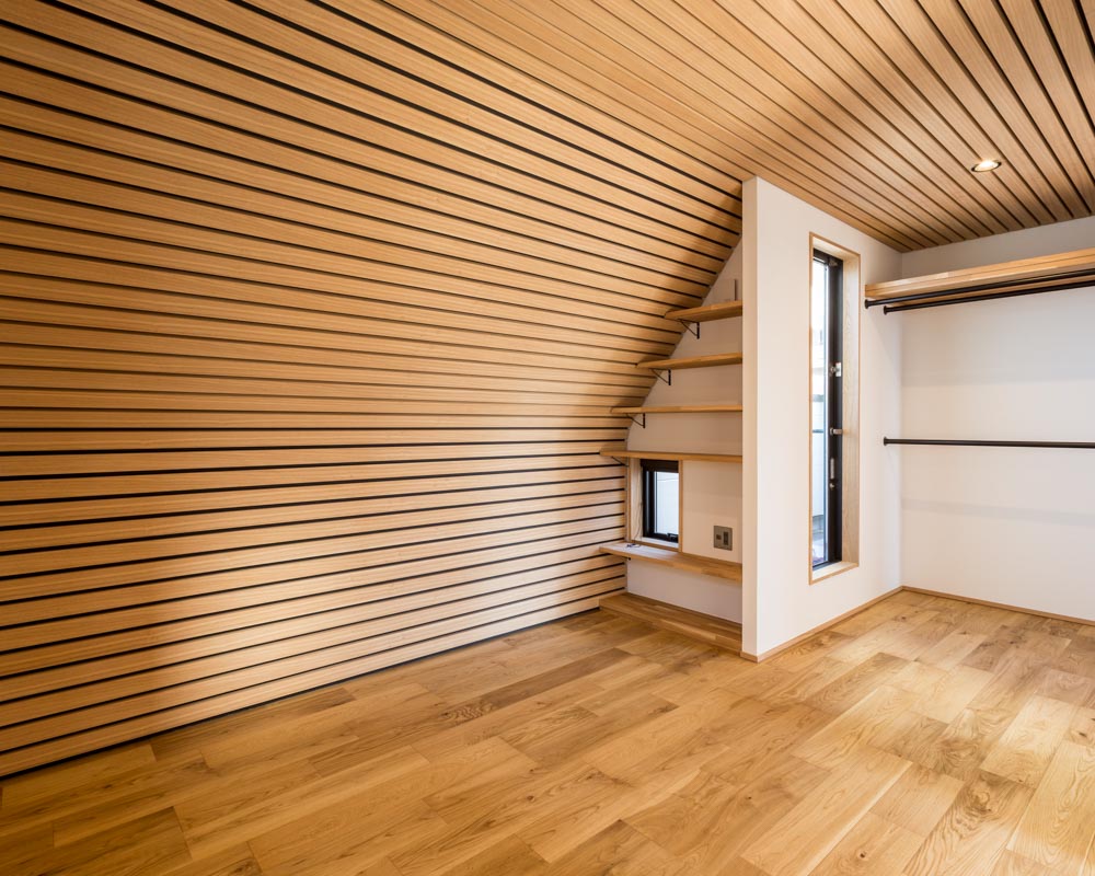低い天井で安心感を生むデザインを採用した主寝室の様子