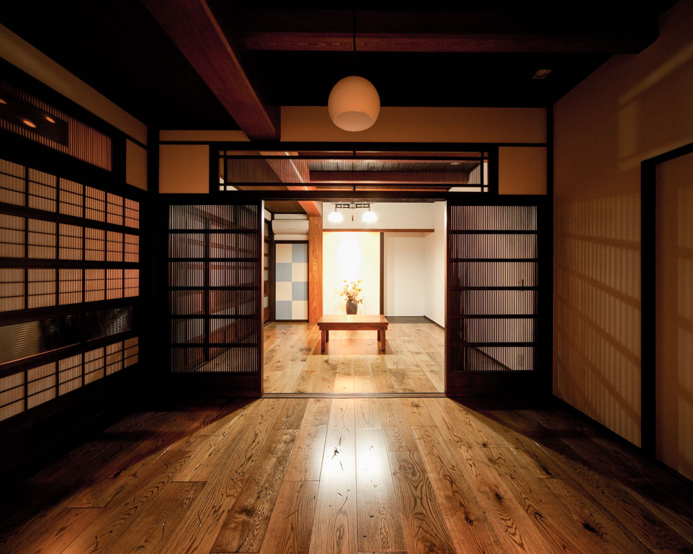 土間を挟み、直射日光の影響を受けにくくした洋室。温度変化が少なく過ごしやすい