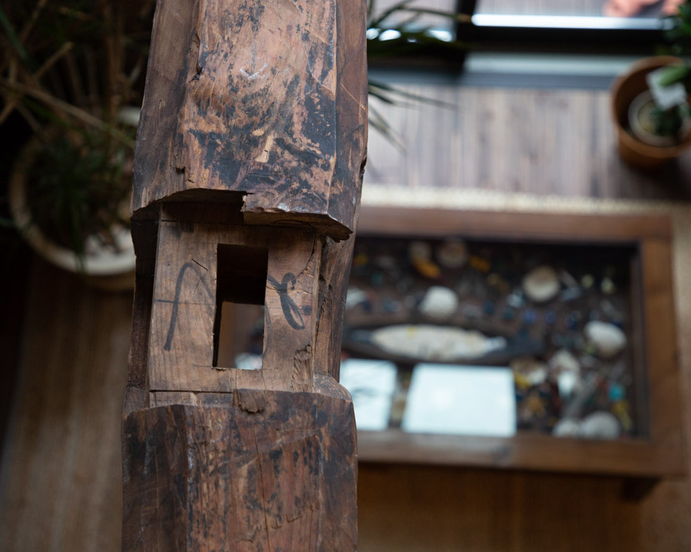 リビング上部の吹き抜けの様子。古民家風の住まいとなった