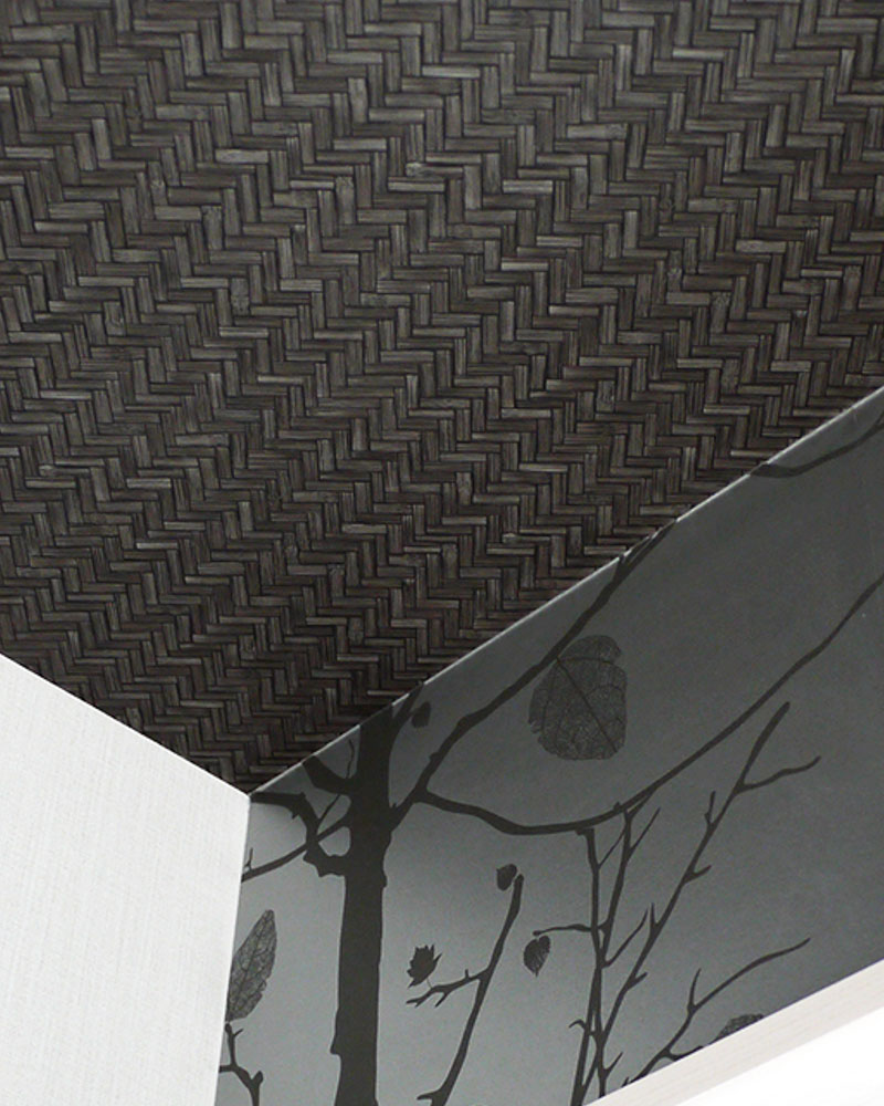 白い壁、黒基調のアクセントクロス、ヘリンボーン柄のモダンブラックな天井がスタイリッシュ