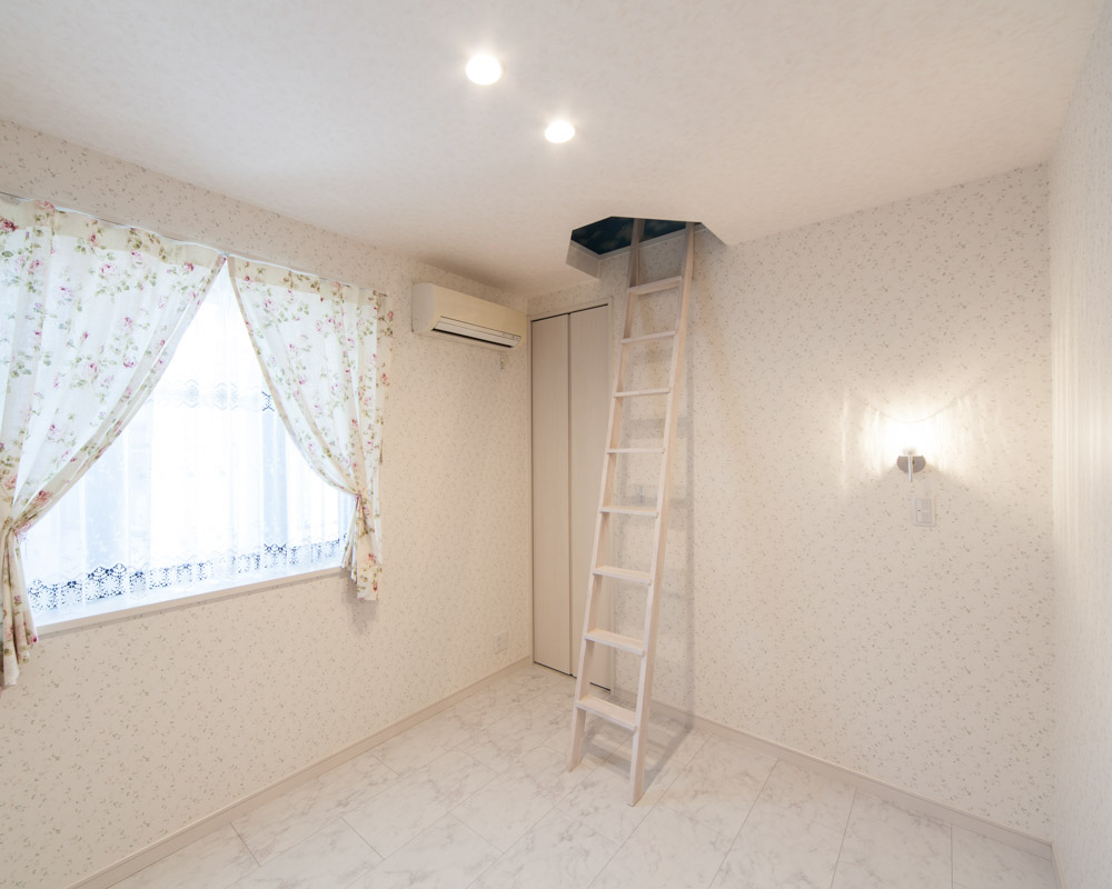 2つある子供部屋それぞれに入り口を設定。梯子の先が「ワンダーランド」だ!
