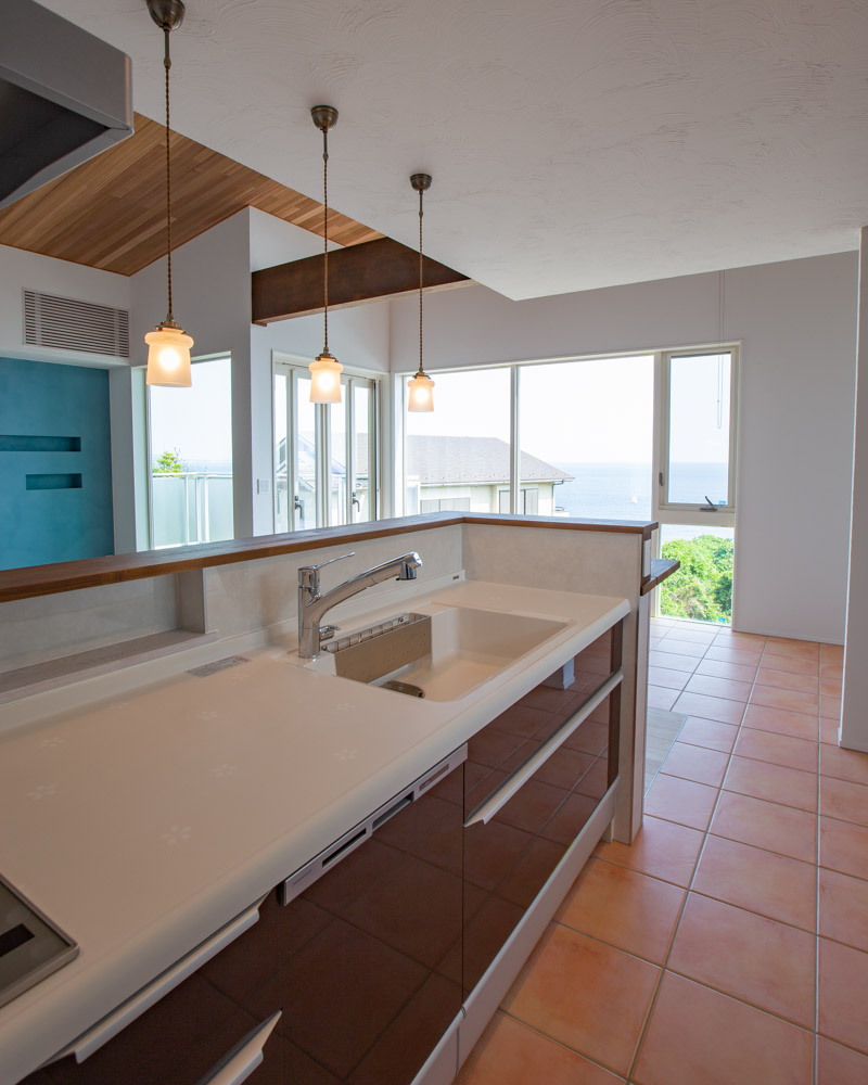 使い勝手の良い対面型キッチン。キッチンカウンターは製作家具。