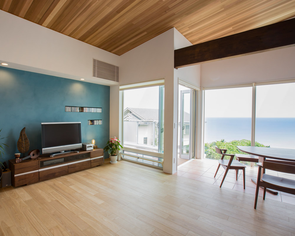 湘南の海を見渡せる大開口の窓が特長のLDK