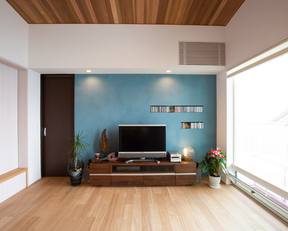 大空間のリビング。アクセントウォールが特徴。