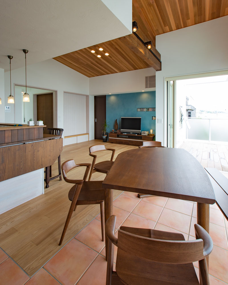 テラコッタ調のタイルを採用したダイニング
