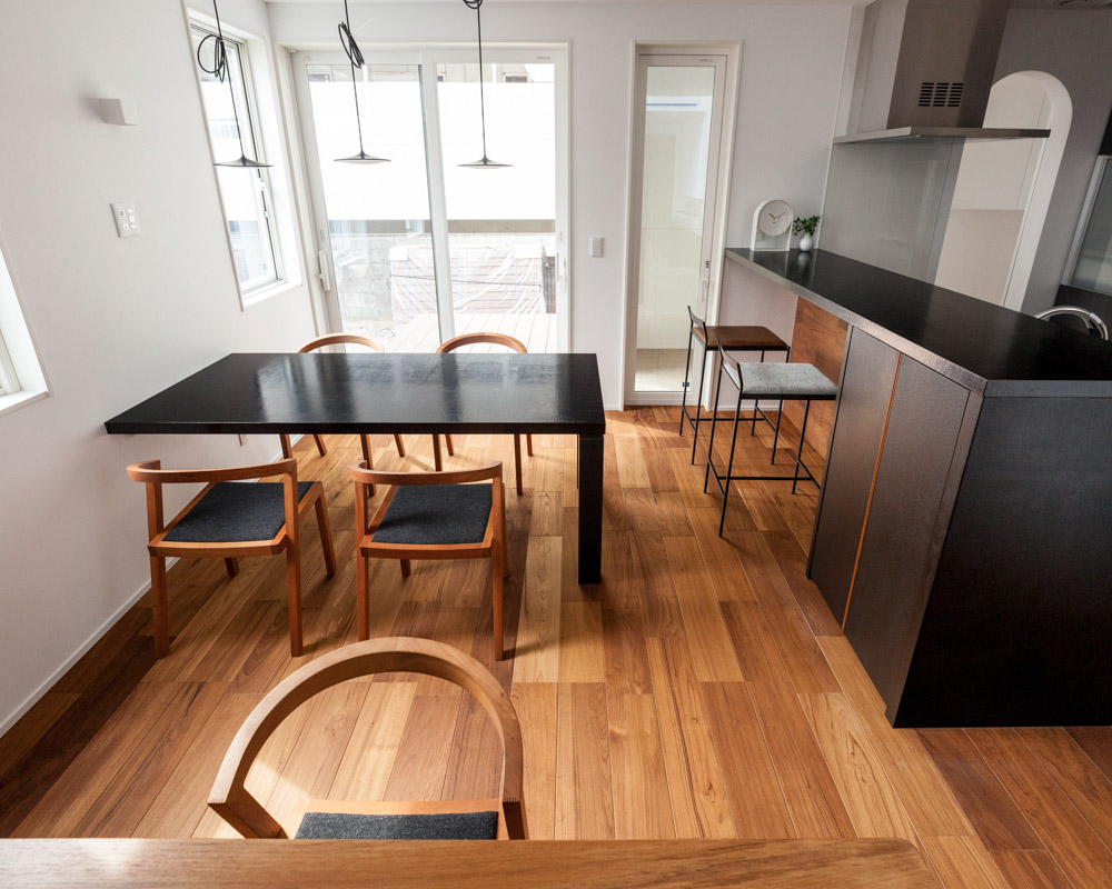 ご希望に応え、職人が製作した漆塗りのキッチンカウンターとダイニングテーブル