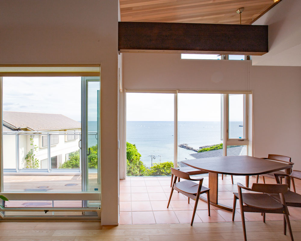 海を存分に眺めることができる大開口の窓