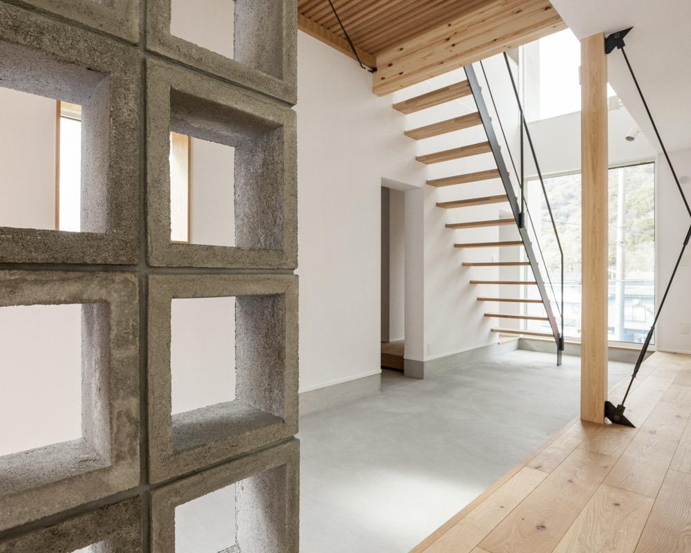 デザイン性の高いコンクリートブロックで緩やかな間仕切り。（土間とLDKの間仕切り）