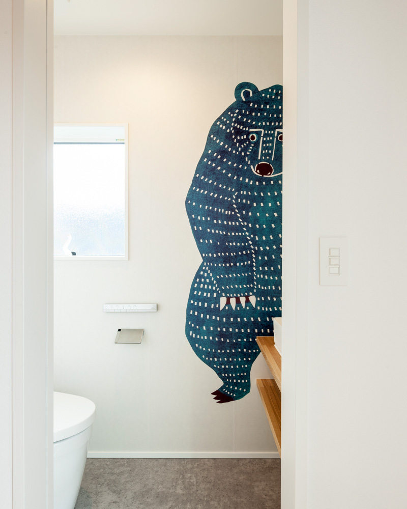 アクセントクロスが印象的なトイレ。