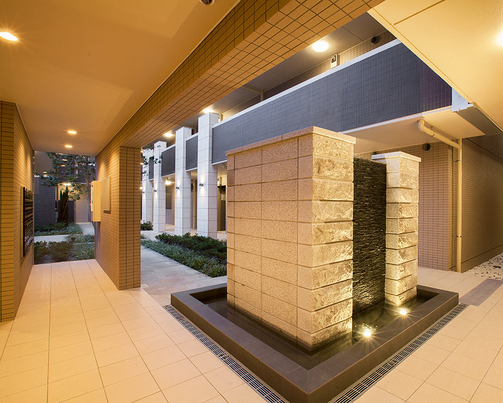 マンション中庭の手前にある水盤。