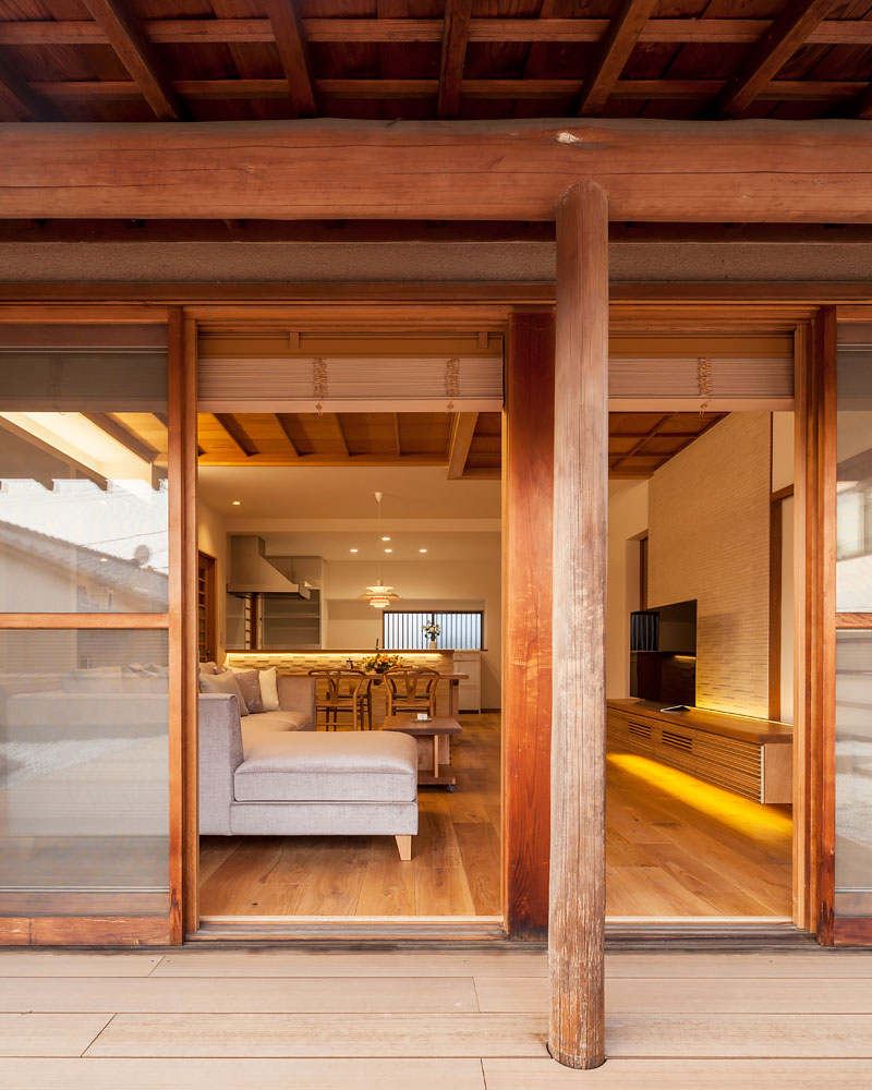 リビングと繋がるウッドデッキ