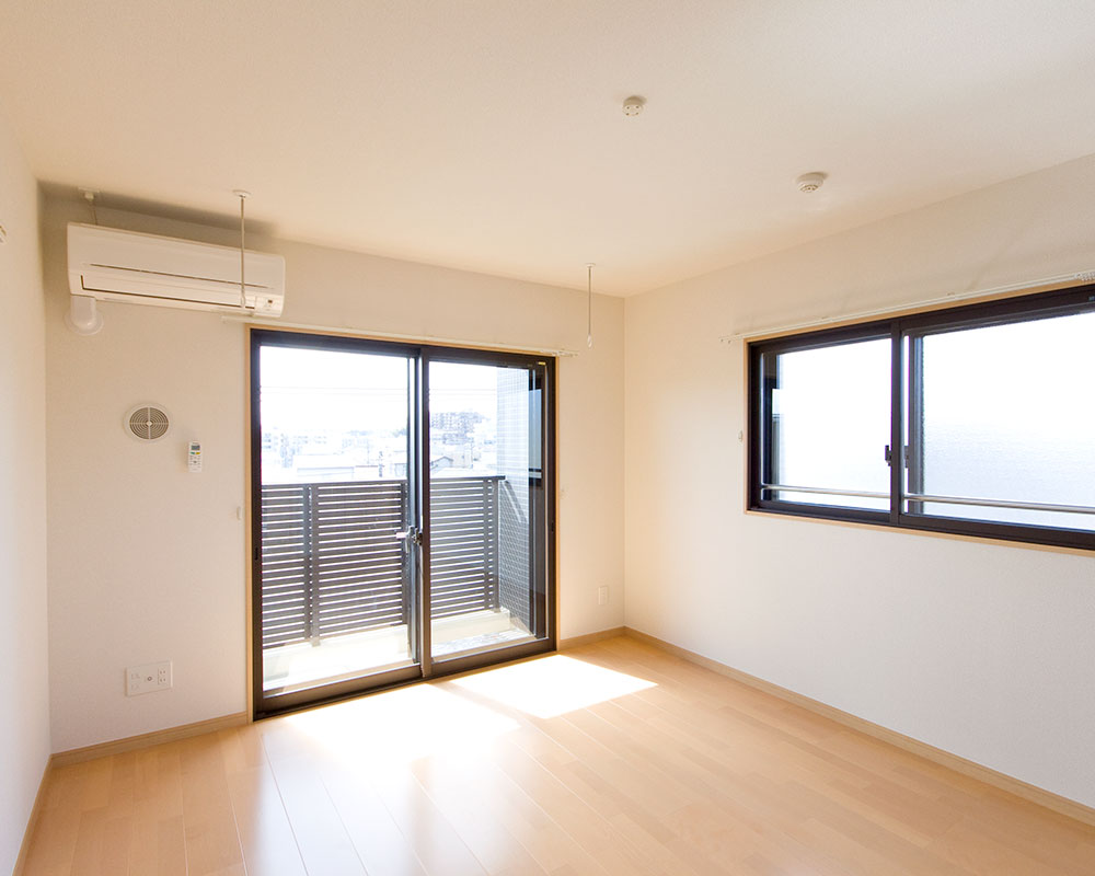 掃出し窓と腰窓が複層サッシになった洋室