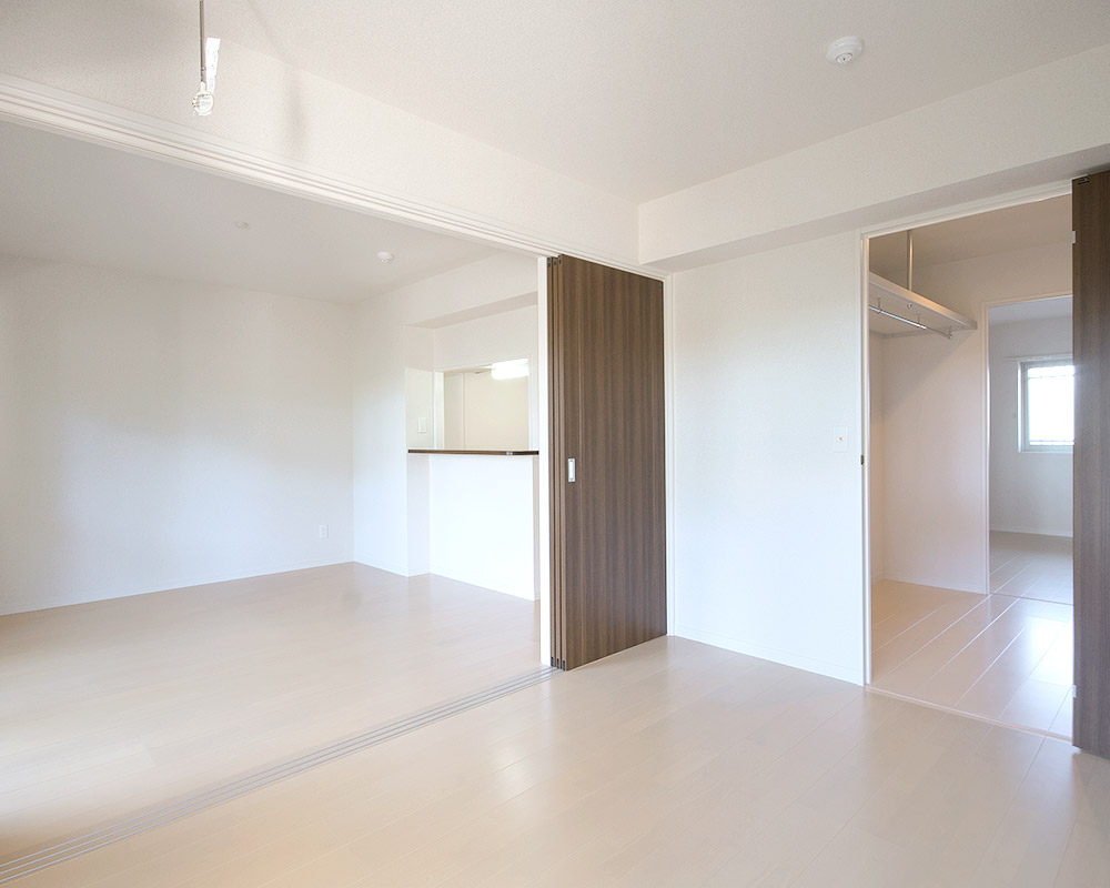 ウォークスルークローゼットで通り抜けられるようになった洋室。