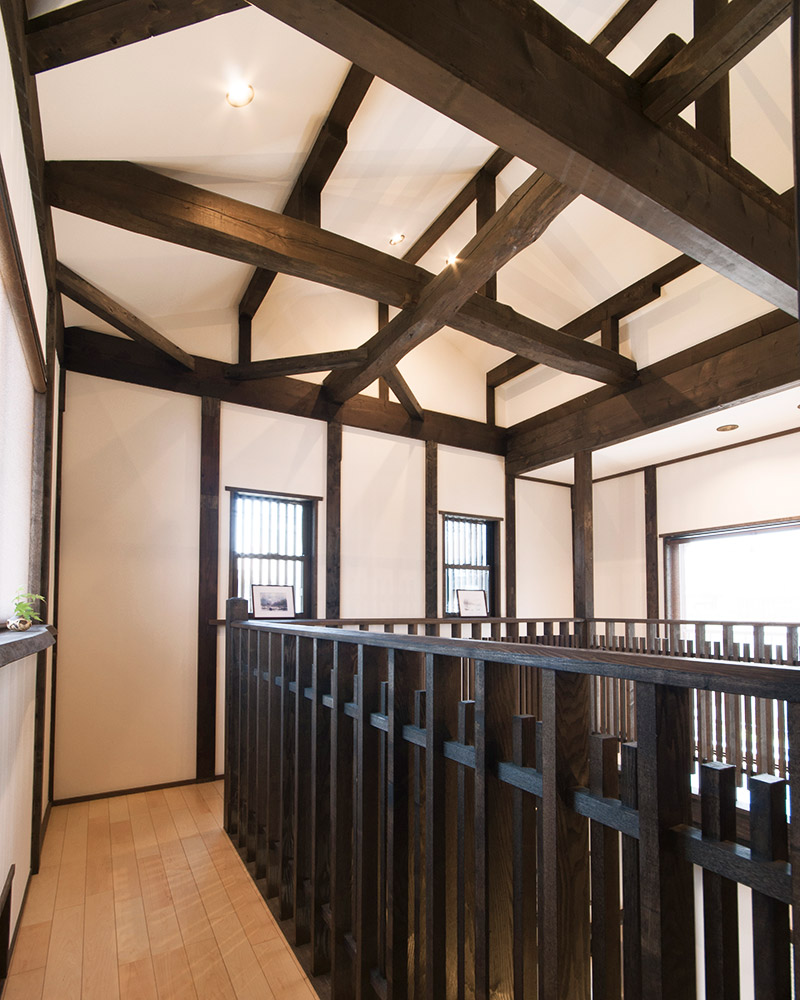 吹き抜けの先にある現しの梁がインパクトのある天井
