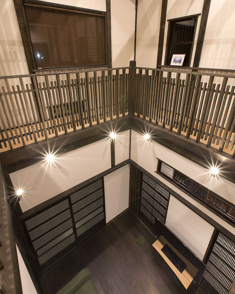 リビングの吹き抜けを上から見下ろす