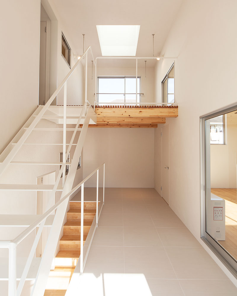 白い鉄骨を採用した階段