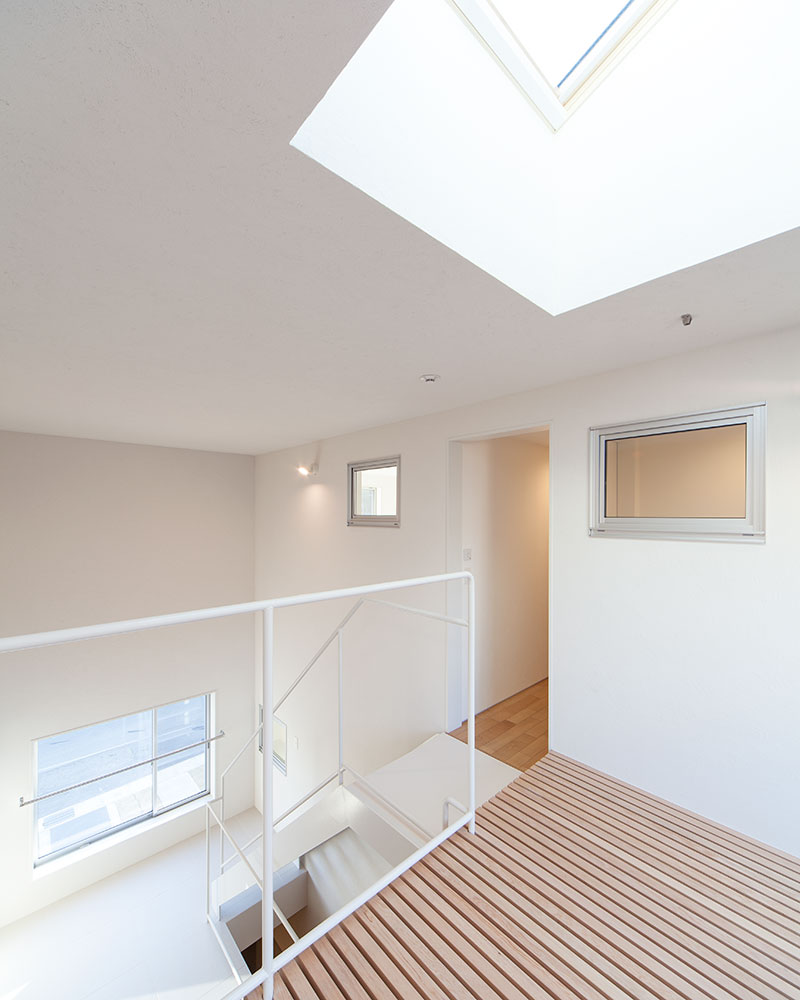 明るい陽射しが差し込むトップライト