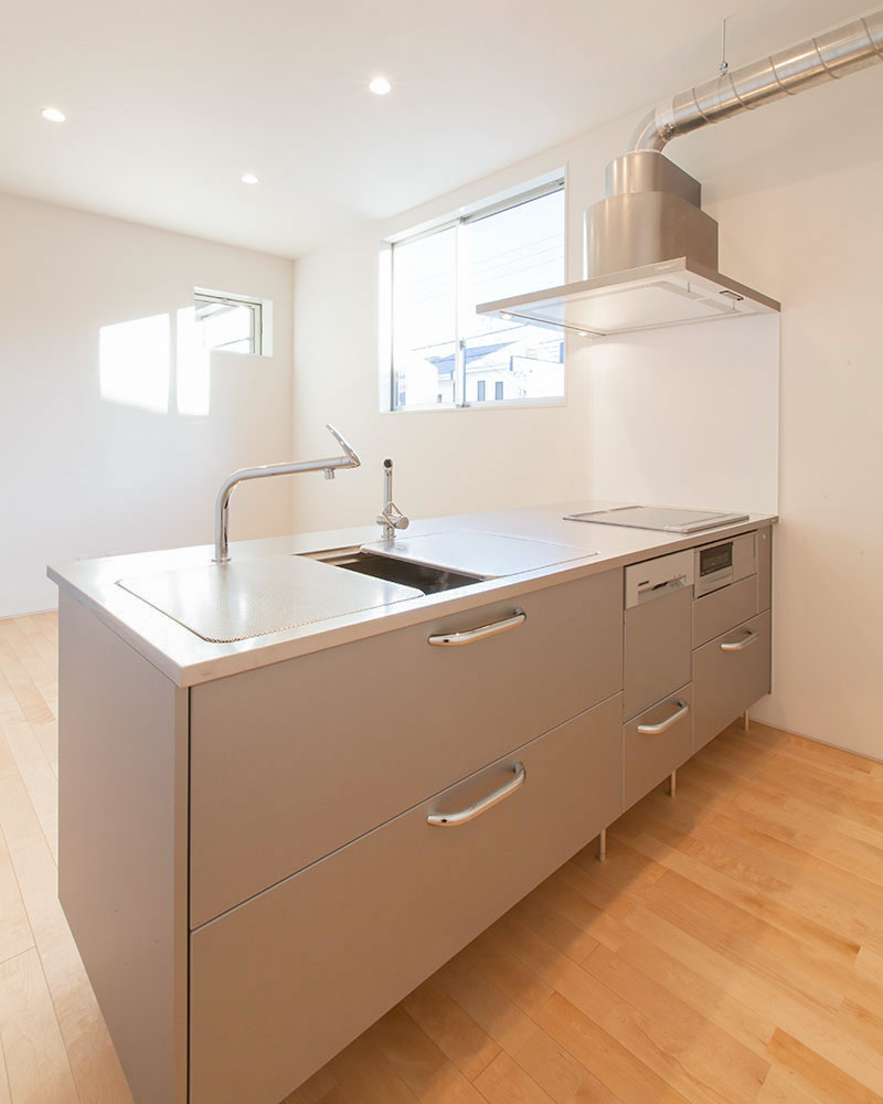 大きなステンレスキッチン