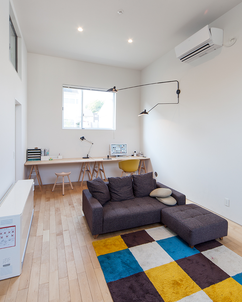 吹き抜けを採用した天井の高いリビング