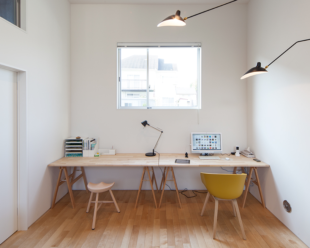 窓の下に設けた明るいスタディスペース