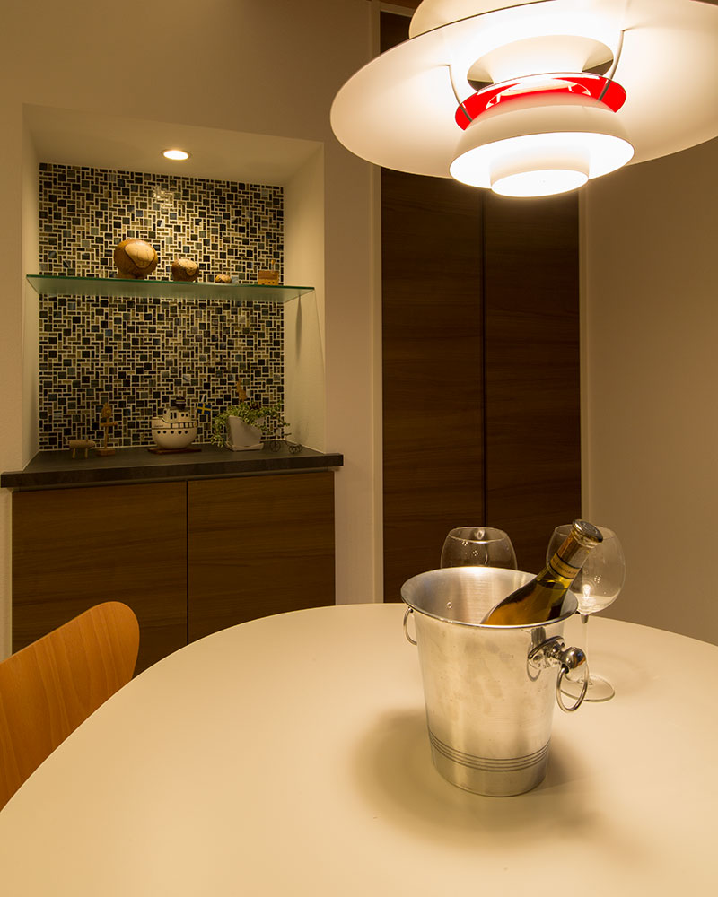 モザイクタイルを採用した飾り棚